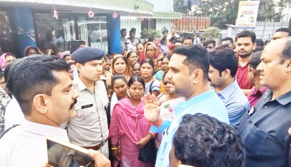 अवैध शराब बिक्री के खिलाफ महिलाएं उतरीं सडक़ पर,  थाना घेरा