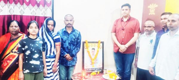 गमगीन परिवारों से मिलने पहुंचे पूर्व सांसद सिंह