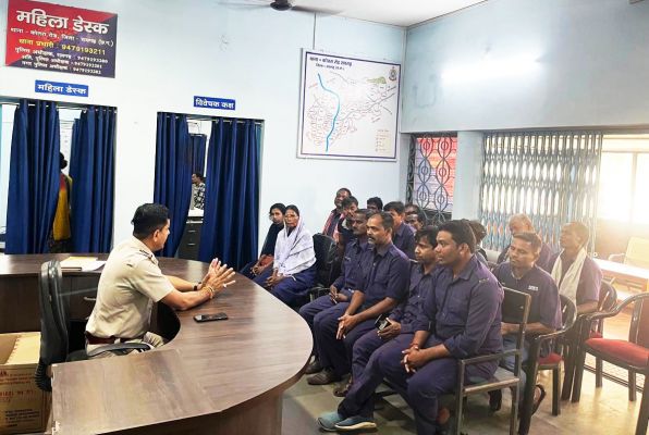 कोतरारोड व धरमजयगढ़ थाना प्रभारियों ने कोटवारों की बैठक