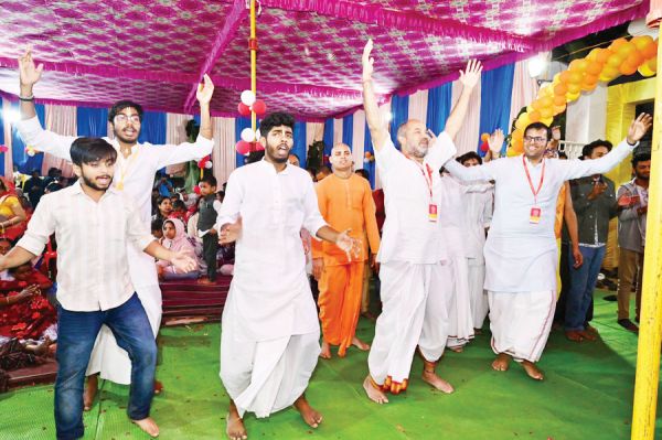 इस्कॉन द्वारा गिरिराज गोवर्धन अन्नकूट महोत्सव