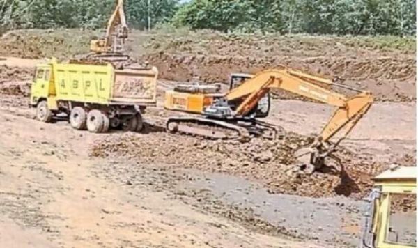 तालाब से मुरूम की अवैध खुदाई