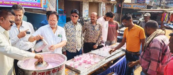 श्री श्याम सेवा भक्त मंडल ने शरबत वितरण किया