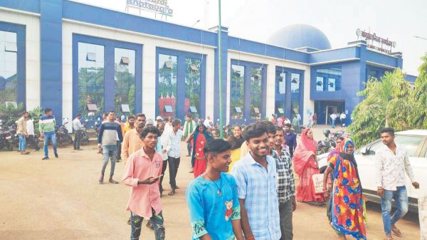  केसला में अतिक्रमण और अवैध निर्माण के खिलाफ ग्रामीणों ने खोला मोर्चा, कलेक्टर को ज्ञापन