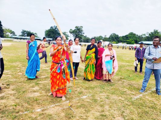 बस्तर ओलम्पिक में युवाओं के साथ महिलाएं भी दिखा रहीं दमखम