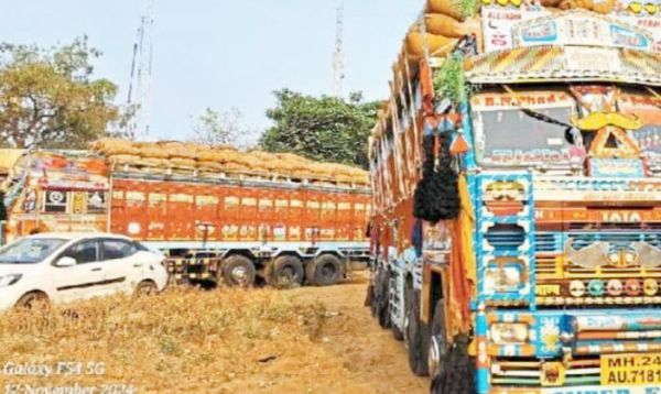एमपी से दो ट्रकों में 30-30 टन भरकर आया धान