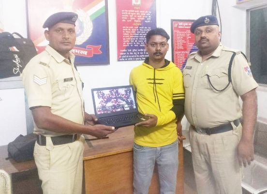 यात्री के छूटे लैपटॉप को रेल्वे पुलिस ने लौटाया