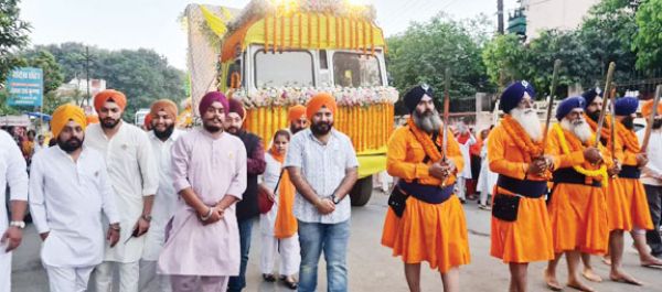 पंच प्यारों की अगुवाई में निकला नगर कीर्तन