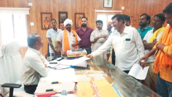  सोलर लाइट के नाम पर राशि के दुरुपयोग का आरोप