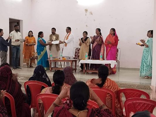 आंगनबाड़ी कार्यकर्ता व सहायिकाओं का सम्मान