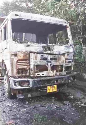 खड़ी ट्रेलर में लगी आग  सामने का हिस्सा खाक