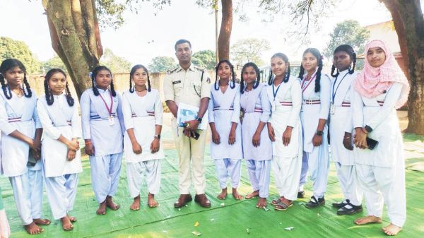 बाल दिवस पर स्कूल पहुंच पुलिस ने बच्चों को दी कई जानकारियां