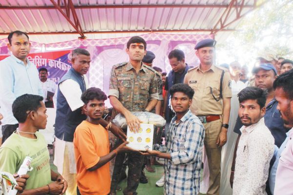  सामुदायिक पुलिसिंग में  ग्रामीणों के सुनीं समस्याएं