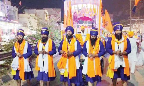 पंच प्यारों की अगुवाई में निकला नगर कीर्तन