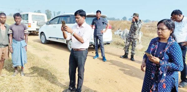 प्रतापपुर विकासखंड के विभिन्न गांवों में धान रकबा का सत्यापन