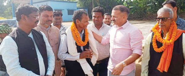 धान खरीदी महाअभियान शुरु, किसानों को माला पहनाकर स्वागत