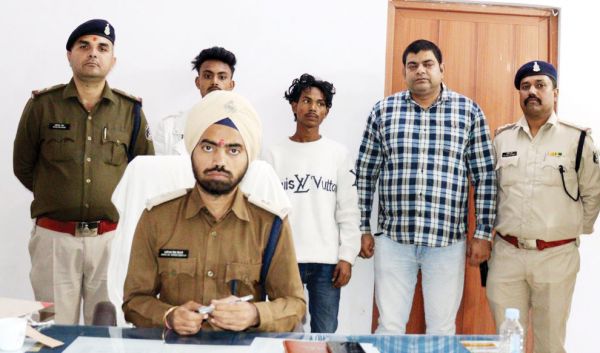 देशी पिस्टल लेकर बाइक से घूम रहे 2 आरोपी गिरफ्तार