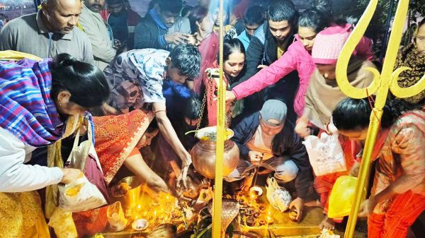 पौ-फटते लाखों श्रद्धालुओं ने लगाई डुबकी, दीपदान, पूजा-अर्चना 