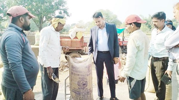 किसानों को मुंह मीठा करा, तौल बाट की पूजा कर धान खरीदी