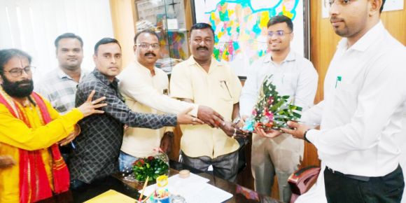 नए सीईओ पटेल का प्रदेश पंचायत सचिव संघ ने गुलदस्ता भेंटकर किया सम्मान