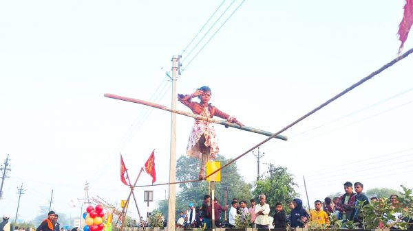खेल-तमाशा देखने लगी रही भीड़