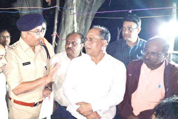 खम्हरिया चक्काजाम समाप्त: 25 दिसम्बर तक निर्माण पूरा करने कंपनी प्रबंधन ने दिया आश्वासन