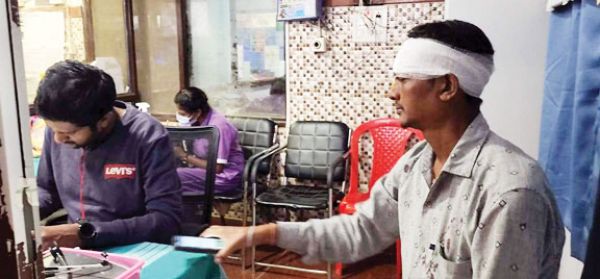 पूर्व मंत्री के बेटे ने कार को मारी टक्कर चालक फरार, पुलिसकर्मी घायल