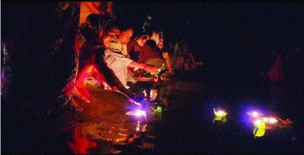कार्तिक पूर्णिमा पर स्नान-दीपदान