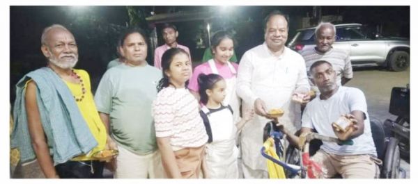 वृद्धाश्रम में बच्चों ने मनाया बाल दिवस