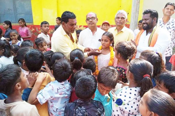 बाल दिवस पर बच्चों को खिलाई मिठाई