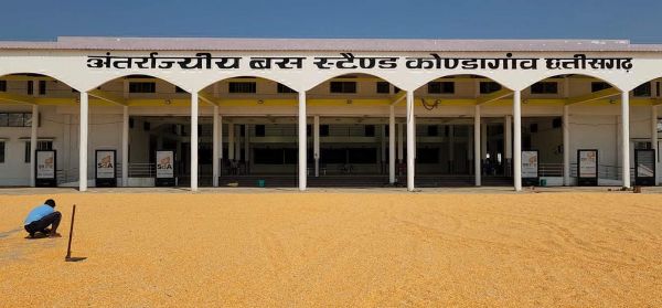 6.53 करोड़ से बने नवीन बस स्टैंड  पर मक्का सूखा रहे किसान
