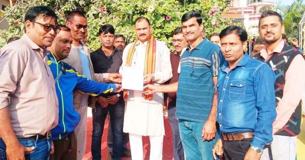 लंबित मांगों को लेकर कर्मचारियों ने की स्वास्थ्य मंत्री से चर्चा