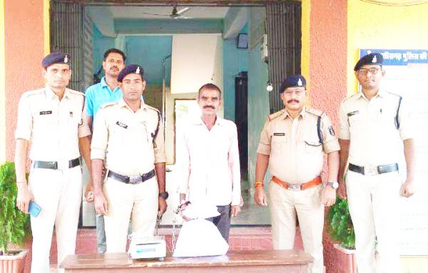 बाथरूम में छुपाकर रखा था गांजा, आरोपी बंदी