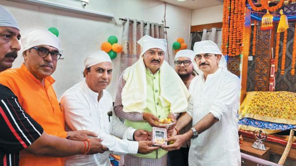 गुरूनानक जयंती पर निकली शोभायात्रा