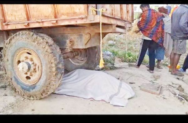  तेज रफ्तार ट्रैक्टर-ट्रॉली अनियंत्रित होकर दुकान में घुसी, चालक की मौत