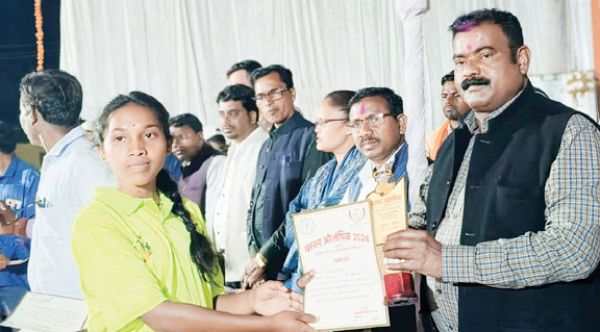  बस्तर ओलंपिक:  ब्लॉक स्तरीय स्पर्धा के विजेता पुरस्कृत