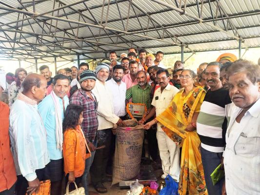 नवापारा-पटेवा में पूजा-अर्चना के साथ धान खरीदी शुरू