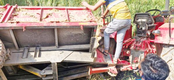 तेज रफ्तार रेत से भरी ट्रैक्टर  पलटी, चालक की मौत