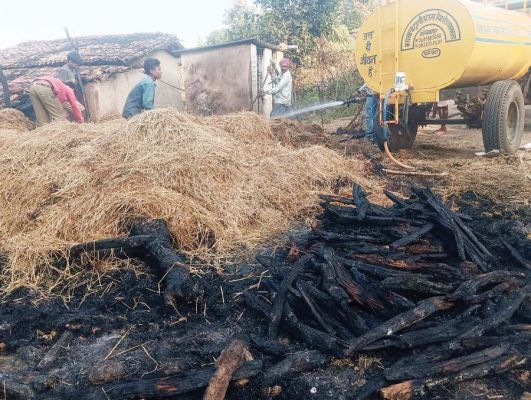  धान खरही में लगी आग, घर भी आया चपेट में