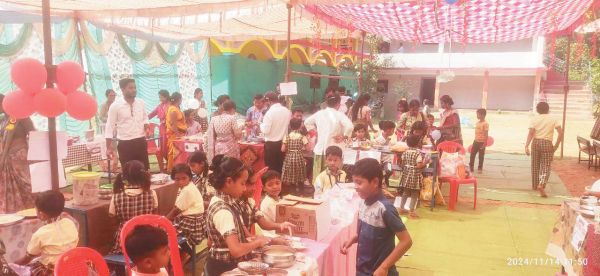 बाल दिवस पर स्कूल में आनंद मेला का आयोजन
