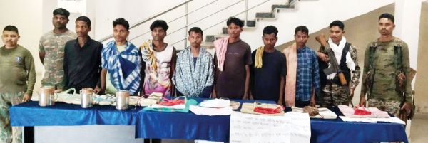 विस्फोटक संग 8 नक्सली पकड़ाए