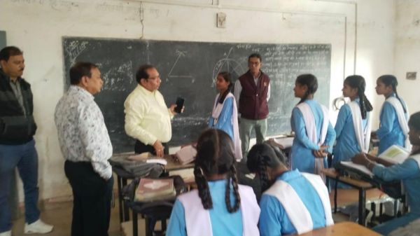 पढ़ाने के बजाय बाहर बैठ गप्पेबाजी, शिक्षकों को शो-कॉज नोटिस