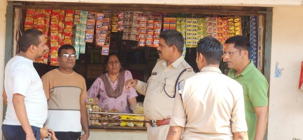 तंबाकू, गुटखा की दर्जनों दुकानों में छापा, हजारों का जुर्माना