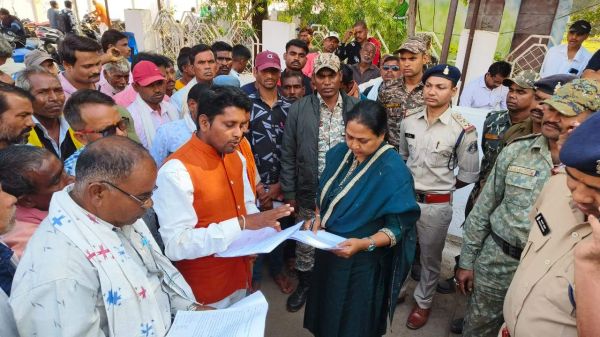 प्रभावित परिवारों को रेलवे में नौकरी  और 4 गुना मुआवजा की मांग