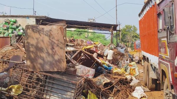 बिना अनुमति चल रहे अवैध कबाड़ के कारोबार