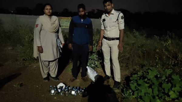अवैध रूप से शराब बेचते आरोपी पकड़ाया