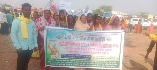 सर्व आदिवासी समाज ने मांगों  व प्रशासन के खिलाफ  आक्रोश रैली निकाली