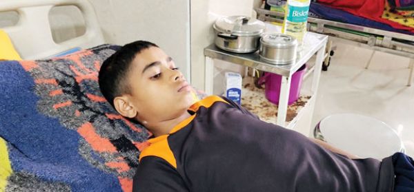 मलेरिया की चपेट में आया छात्र, जिला अस्पताल में