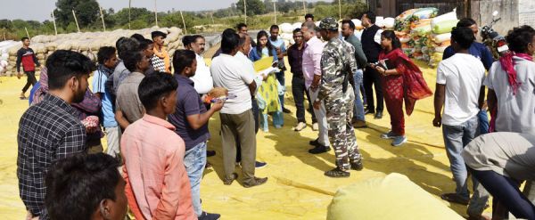 चांदो समिति में महिला किसान के साथ टोकन कटने तक खड़े रहे कलेक्टर