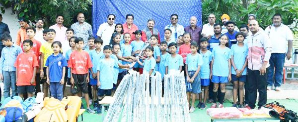 पटरी पार क्षेत्र के बच्चों को खेलों से जोडऩे की अनूठी पहल - संतोष