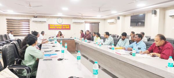कलेक्टर ने की विकास कार्यों की समीक्षा